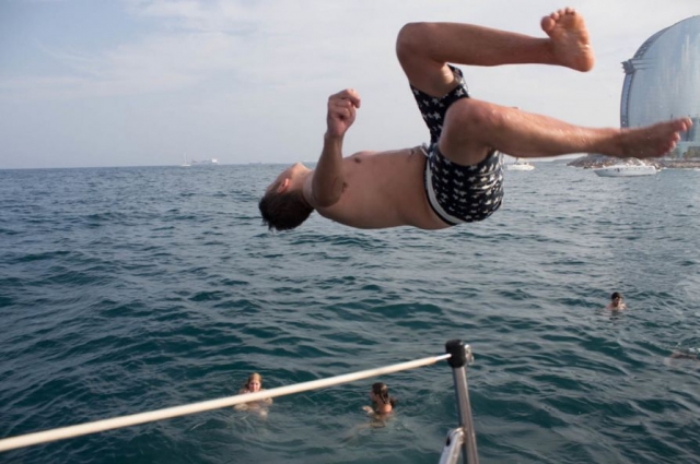 chico dando la voltereta para tirarse al mar